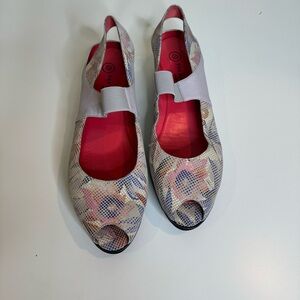Pas De Rouge In grey floral print Leather